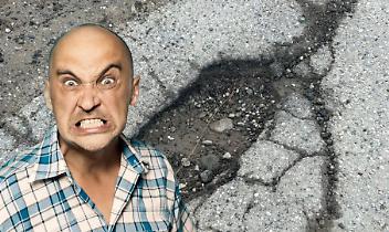 Buche killer a Gassino, pneumatico distrutto