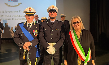 Giuseppe Scardino, al centro, con il comandante Marco Ortalda e la vice sindaco Claudia Audi