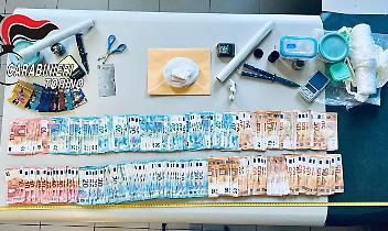 Il fiuto del cane smaschera lo spaccio: droga e migliaia di euro in casa, scattano tre arresti in Val di Susa