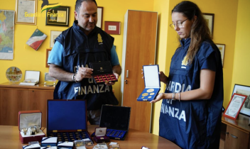 Alcuni dei beni sequestrati alla broker dalla Guardia di Finanza