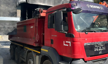 Assalto nella notte: rubano un camion dalla cava e lo usano come ariete per svaligiare un negozio di bici