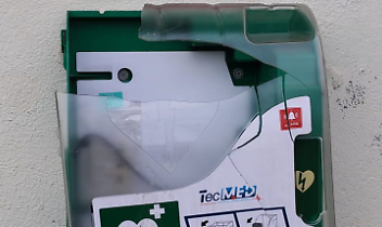 Leini, devastato il defibrillatore in piazza: &ldquo;Un gesto che pu&ograve; costare una vita&rdquo;