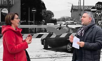 Claudia Buo e Bruno Prest&igrave;a di fronte al passaggio a livello di via Blatta