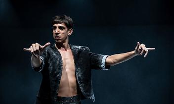 "All About Adam&rdquo; - una scena dello spettacolo