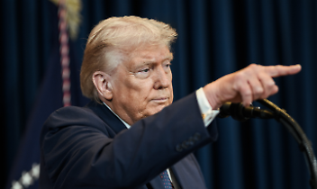 Crisi di nervi su Hormuz: Trump rinvia gli attacchi, Teheran nega i colloqui