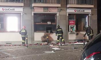 Assalto con l&rsquo;esplosivo al bancomat UniCredit: banda in azione a Volpiano