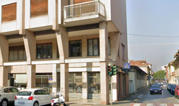 Cornicione crolla in centro a Chivasso: frammenti sulle auto, marciapiede transennato