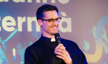 L'ex prete influencer e la liturgia in progress