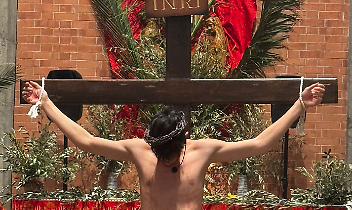 Una Via Crucis diversa dal solito: i giovani conquistano la comunit&agrave;