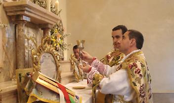 Il vescovo chiude la porta ai fedeli in processione. Chi sono "quelli" del Priorato San Carlo di Montalenghe