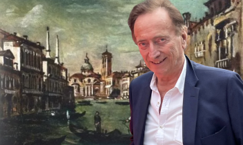 Il giornalista Amedeo Goria con il quadro "Venezia" di Giorgio De Chirico