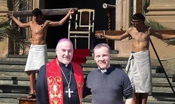 A Torrazza Piemonte la Via Crucis dei giovani emoziona: sorpresa con il vescovo Salera