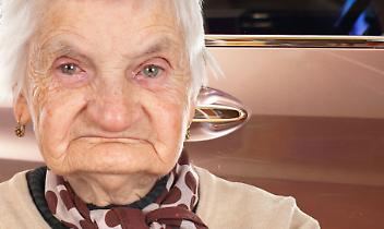 Finta strisciata all&rsquo;auto per truffare un&rsquo;anziana: la nonnina non ci casca e il raggiro fallisce