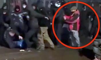 Il pestaggio dell&rsquo;agente sabato. Simionato ha il giubbotto rosso 