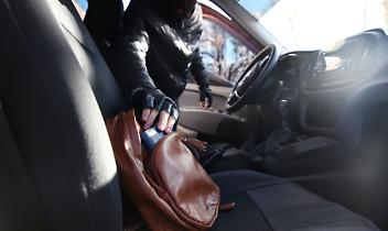 Furto davanti al cimitero di Volpiano in pieno giorno: borsa rubata dall&rsquo;auto in pochi minuti