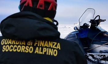 Tragedia sulla neve a Cervinia, muore a 18 anni dopo il ribaltamento della motoslitta