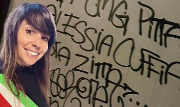 &ldquo;Sta zitta&rdquo; sulla vetrina