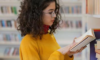 La biblioteca diventa protagonista a Rivarolo: quattro appuntamenti tra libri, arte e benessere