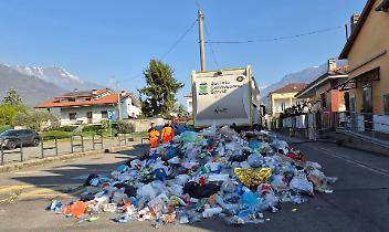 Rifiuti sull&rsquo;asfalto 