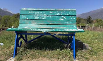 Maleducati hanno imbrattato la panchina gigante di Montebuono