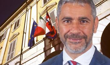 Dionigi Bartoli. Sullo sfondo il Comune di Castellamonte