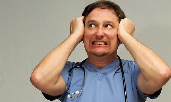 Sanit&agrave; piemontese: pi&ugrave; scrivanie che infermieri... Si sente "puzza"