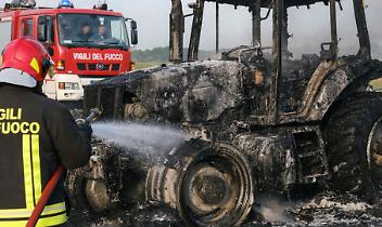 Trattore in fiamme 