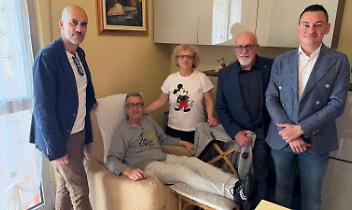 L'associazione Noi Ci Siamo ODV e il sindaco Giulivi a casa della famiglia Baldinu