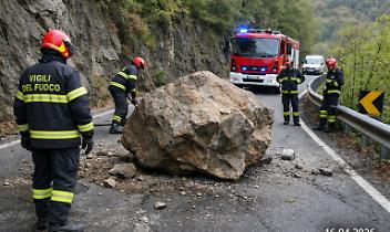 Masso sulla statale 338