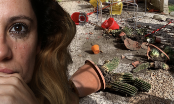 Costretta a fuggire in ciabatte, il giudice assolve il padrone di casa accusato di averla cacciata a calci (VIDEO)