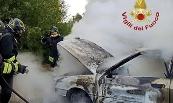 Auto in fiamme sulla 460