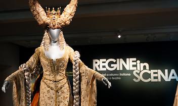 Regine in scena: alla Reggia di Venaria il potere si racconta attraverso gli abiti