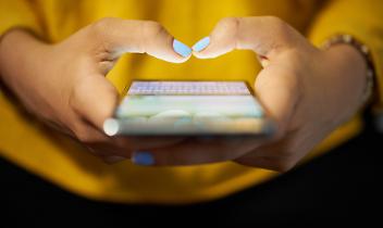 Foto intime rubate e diffuse: 15enne tradita e umiliata, indagati otto studenti