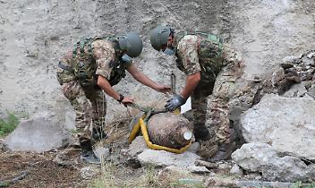 Passeggiata tra i sentieri, spunta una granata: paura a San Francesco al Campo