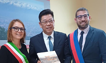 La sindaca Elena Piastra, il sindaco di Wenzhou e il presidente del consiglio Luca Rivoira