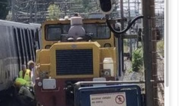 Motrice esce dai binari 