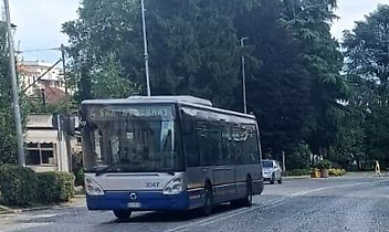 Ivrea, caos in corso Nigra: blocca due autobus e resiste alla polizia