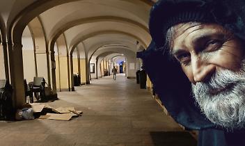 Senza pi&ugrave; il dormitorio, a Chivasso c'&egrave; chi passa la notte sotto i portici di via Torino