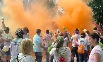 Ciri&eacute; si colora di solidariet&agrave;