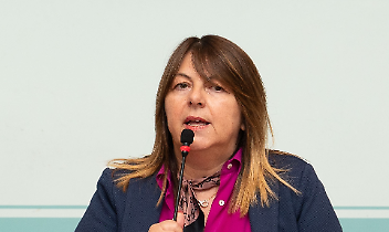 "Destra e sinistra mi avete stufato": Elisabetta Piccoli show nel paesone che litiga su tutto