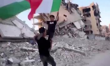 È il giorno della pace. Le bandiere d’Italia e Palestina sventolano tra le macerie di Gaza (VIDEO)