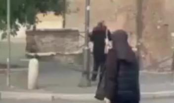 Suora dirige il traffico al Celio: l’incrocio si libera in pochi minuti. Il video fa impazzire il web