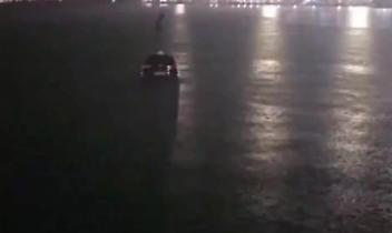 Auto precipita in mare al porto di Bari, autista salvo per miracolo (VIDEO)