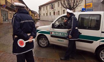 Vede i vigili urbani e suona il clacson all'impazzata: inseguimento folle sulle strade della provincia