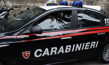 Va in caserma per denunciare, ma finisce in arresto: irregolare gi&agrave; rimpatriato