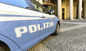 Aggredisce i clienti di un locale di Intra e lancia una sedia contro la polizia: quarantenne fermato con il taser e arrestato