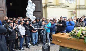 Omicidio di Chivasso, Don Aldo: "La vita &egrave; sacra, nessuno pu&ograve; toglierla". Lacrime e dolore al funerale di Giusy (VIDEO)