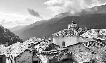 Il nucleo orientale di Succinto raccolto attorno alla chiesa parrocchiale.