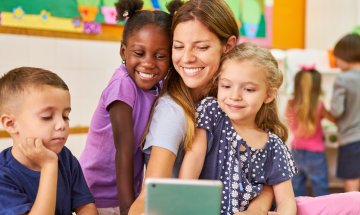 Asili nido aperti pi&ugrave; a lungo