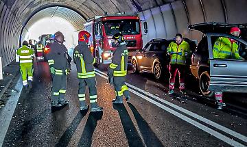 Schianto tra tre auto in galleria